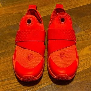 𝅺EUC Nike youth Huarache extreme 6Youth bright red.